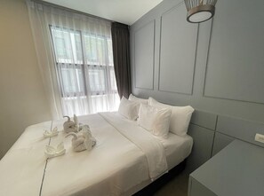 Modern Condo Palmyrah great location, pool & gym (10387)