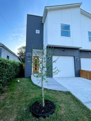 New construction w/ over 2,000 sqft of space to comfortably fit up to 10 guests