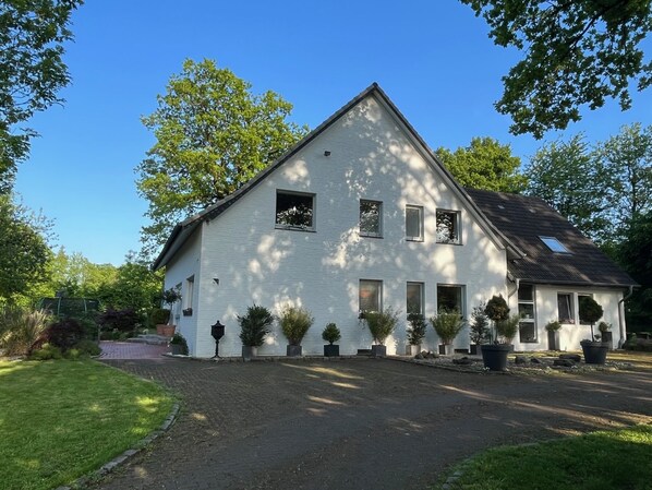 In diesem urigen Restbauernhof liegt die geräumige Ferienwohnung im oberen Stock