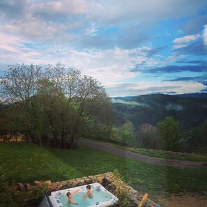 Outdoor spa tub