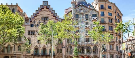 Casa Batlló and Casa Ametller at less than 5 minutes walking!