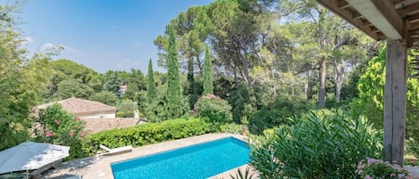 Vue d'une terrasse sur la piscine