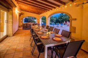 Terrasse couverte la nuit