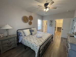 Master King BR with ensuite bath and large walk in closet