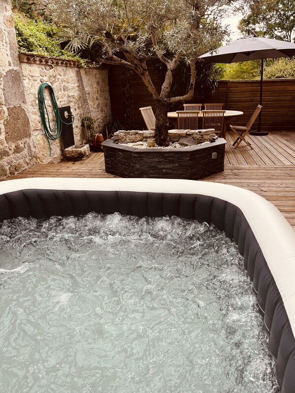 Outdoor spa tub