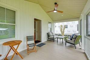 Screened Porch | Lounge Seating | Spacious Yard