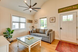 Living Room | Free WiFi | Smart TV w/ Cable