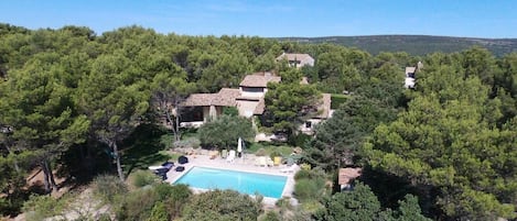 vue par drone de la villa de 150 m2 et sa piscine chauffée de 10 x 5