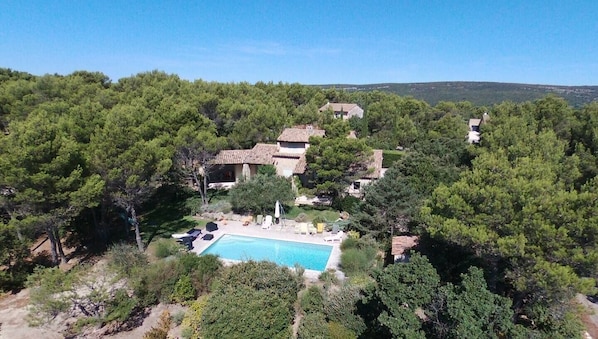 vue par drone de la villa de 150 m2 et sa piscine chauffée de 10 x 5