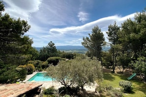 Du solarium vue sur la piscine ,le jardin et le Luberon.