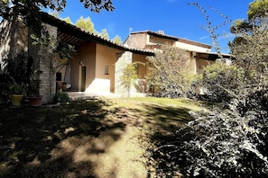 villa plein sud et son jardin de 2200 m2