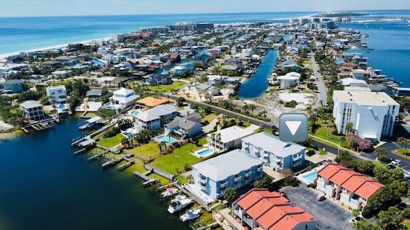 A slice of paradise between the Gulf & Destin Harbor....
