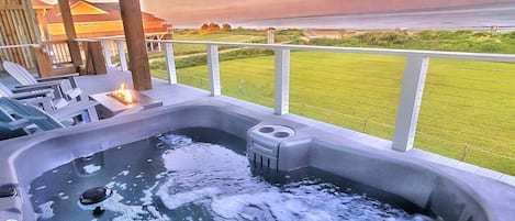 Hot tub overlooking the ocean