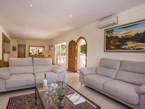 Tabelle, Möbel, Pflanze, Himmel, Eigentum, Stuhl, Gebäude, Wolke, Interior Design, Geschirr
