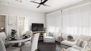 Lounge/Dining Area