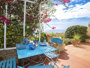 Nuage, Ciel, Table, Plante, Meubles, Chaise, Vaisselle, Bâtiment, Bleu Azur, Pot De Fleur