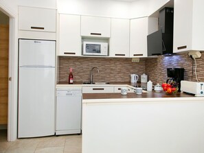 Cabinetry, Eigentum, Zapfhahn, Countertop, Sinken, Küchengerät, Holz, Küche, Interior Design, Haus