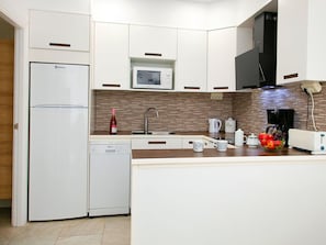 Cabinetry, Propriété, Robinet, Comptoir, Évier, Appareil De Cuisine, Bois, Cuisine, Design Intérieur, Maison