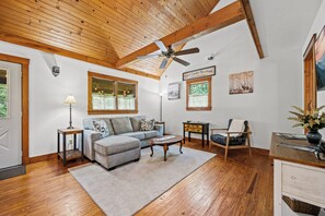 Bear Tracks Lodge's cozy living area