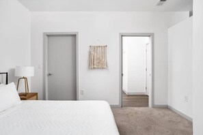 Bedroom - Queen bed