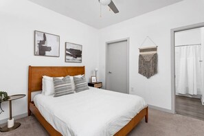 Bedroom - queen bed