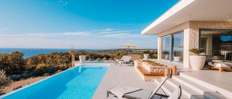 Blick auf den Swimmingpool einer Luxusvilla mit Whirlpool, privatem Pool und Sauna zur Miete auf der Insel Pag am Meer mit Sonnendeck und Sonnenliegen