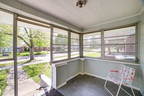 Screened-In Porch | Free WiFi