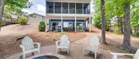 Seneca Vacation Rental | 4BR | 3BA | 2,307 Sq Ft | 3 Stairs Required to Enter