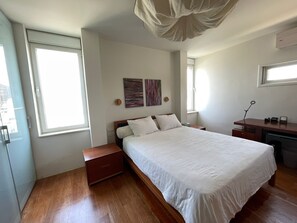 Master Bedroom (Queen Size Bed)