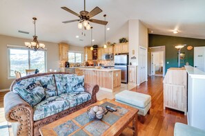 Living Room | Full Kitchen | Smart TV | Free WiFi