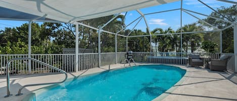 Screened in swimming pool and deck with a Cuisinart outdoor griddle-perfect for post beach burgers!