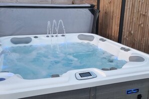 Spa 5 places multi-jets avec cascades, blower, leds.