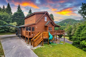 Only 2 minutes from the Parkway you will find this Roomy Family Friendly Cabin 