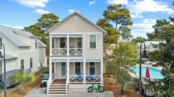 The charming exterior exudes a welcoming atmosphere, setting the tone for a comfortable and relaxing stay.