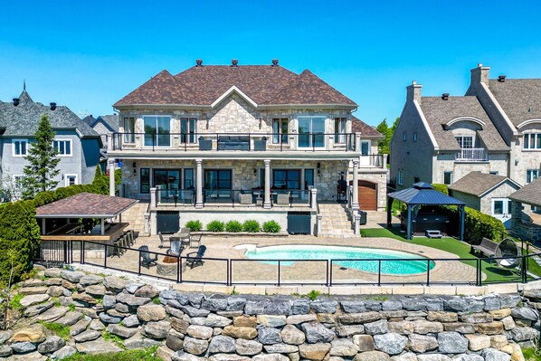 Enjoy in this amazing vacation home with stunning waterfront view and amenities