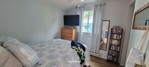 3rd smaller bedroom - queen bed