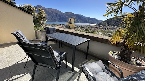 Einer von 2 ca. 10 m² großen Sonnenbalkonen mit herrlicher Panoramasicht