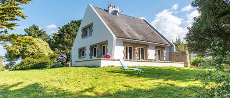 Grande maison dans un écrin de verdure