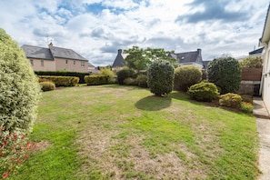 Grand jardin paysagé à l'arrière de la maison