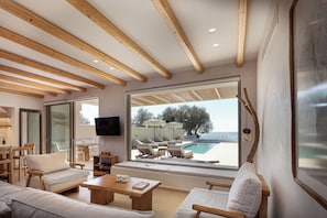 The seating area offers a 43’’ smart TV, PS4 console, board games and a bluetooth speaker.