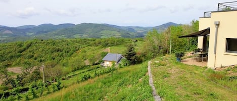 La maison domine les monts du Beaujolais