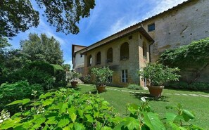 Amenities, Balcony / Terrace / Patio, Building Exterior, Garden, Hot Tub, Pool, Spring, Summer, Wellness