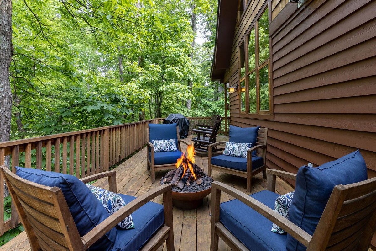 Unique Chalet w/ Hot Tub/Pool Table/Fire Pit/Chef’s Kitchen/Easy Access/Hiking