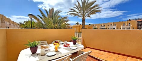 Terrasse mit Blick auf den Gemeischaftspool