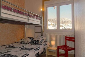 chambre : lit double en bas, lit 1 pers en haut
