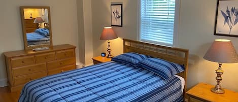 [Master bedroom] Queen bed