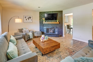 Living Room | Free WiFi | Roku Smart TV | Fireplace (Decorative Only)