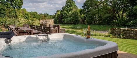 Outdoor spa tub