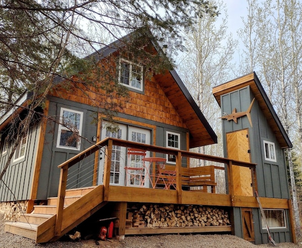 Beautiful off-Grid cabin on the Fall River, three miles from Grand Marais.