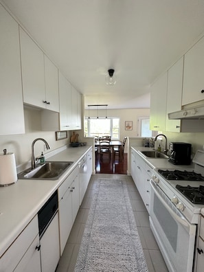 Kitchen | Two sinks | Fully stocked